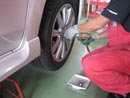 ラックに乗った車、ナットトレー